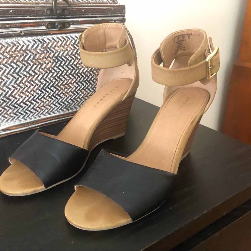 Metaphor Black and Tan Wedges with Elegant Peep-Toe